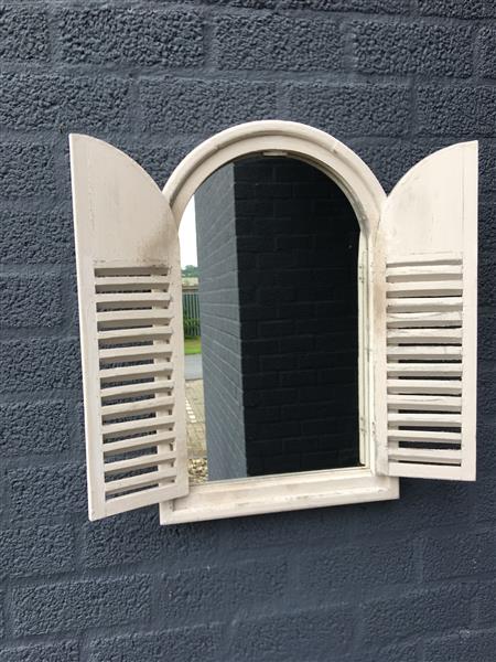 Grote foto spiegel met houten frame en deurtjes indische stijl huis en inrichting woningdecoratie