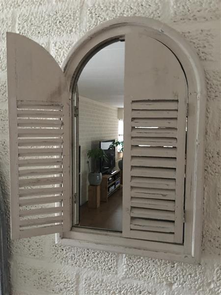 Grote foto spiegel met houten frame en deurtjes indische stijl huis en inrichting woningdecoratie