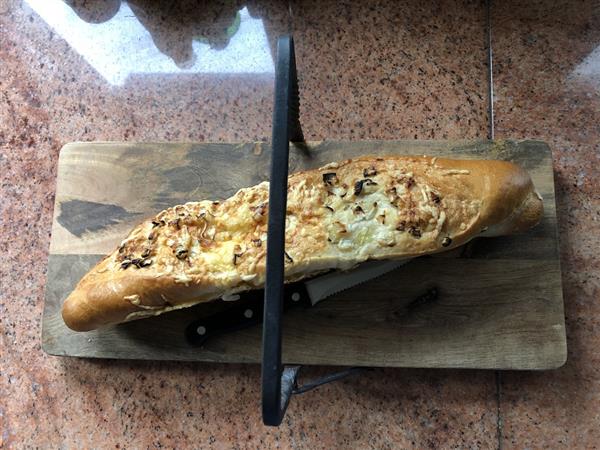 Grote foto snijplank met smeedijzeren beugel keukenbord ontbijtplank worstplank houten brood plank . huis en inrichting woningdecoratie