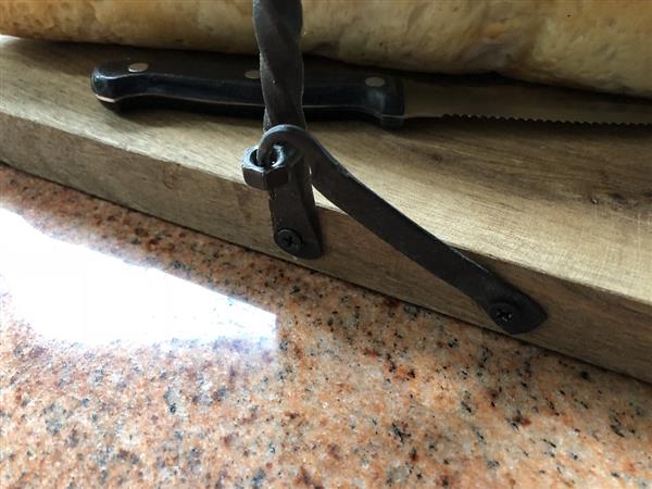Grote foto snijplank met smeedijzeren beugel keukenbord ontbijtplank worstplank houten brood plank . huis en inrichting woningdecoratie