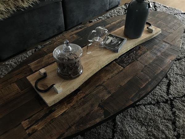 Grote foto rustieke snijplank keukenplank gemaakt van massief hout dienblad met metalen handvaten huis en inrichting woningdecoratie