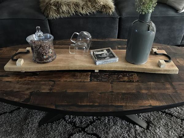 Grote foto rustieke snijplank keukenplank gemaakt van massief hout dienblad met metalen handvaten huis en inrichting woningdecoratie