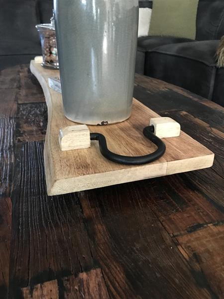 Grote foto rustieke snijplank keukenplank gemaakt van massief hout dienblad met metalen handvaten huis en inrichting woningdecoratie