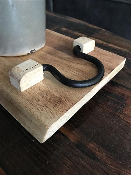 Grote foto rustieke snijplank keukenplank gemaakt van massief hout dienblad met metalen handvaten huis en inrichting woningdecoratie