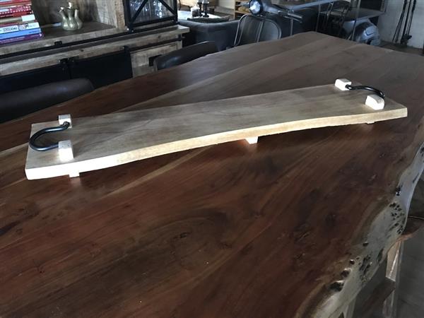 Grote foto rustieke snijplank keukenplank gemaakt van massief hout dienblad met metalen handvaten huis en inrichting woningdecoratie
