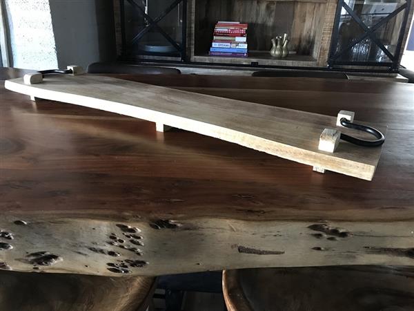 Grote foto rustieke snijplank keukenplank gemaakt van massief hout dienblad met metalen handvaten huis en inrichting woningdecoratie