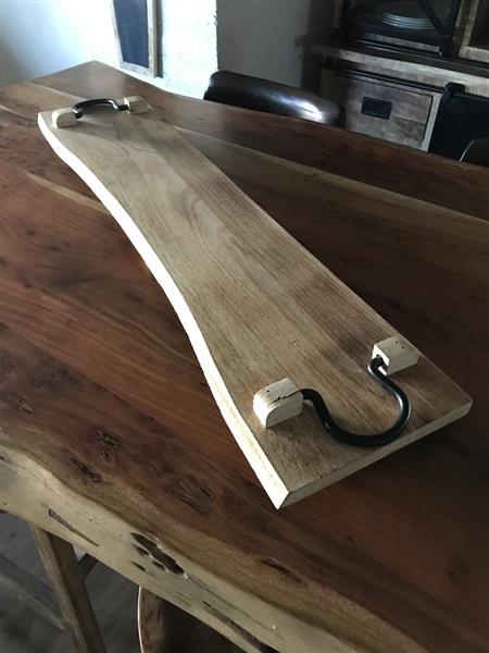 Grote foto rustieke snijplank keukenplank gemaakt van massief hout dienblad met metalen handvaten huis en inrichting woningdecoratie
