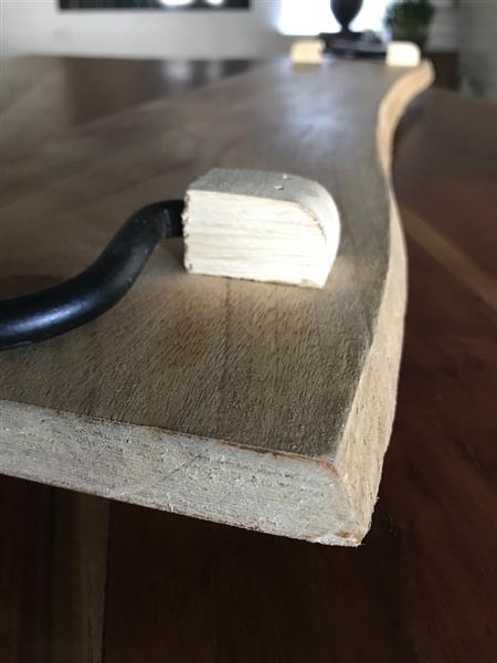 Grote foto rustieke snijplank keukenplank gemaakt van massief hout dienblad met metalen handvaten huis en inrichting woningdecoratie