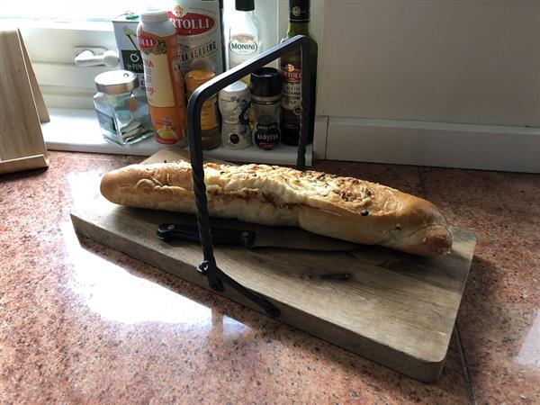 Grote foto snijplank met smeedijzeren beugel keukenbord ontbijtplank worstplank houten brood plank . huis en inrichting woningdecoratie