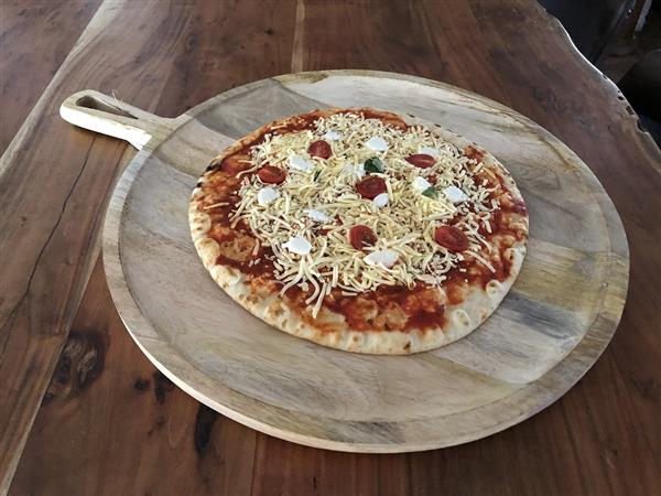 Grote foto dienblad pizza met handvat rustiek dienblad gemaakt van massief hout. huis en inrichting woningdecoratie