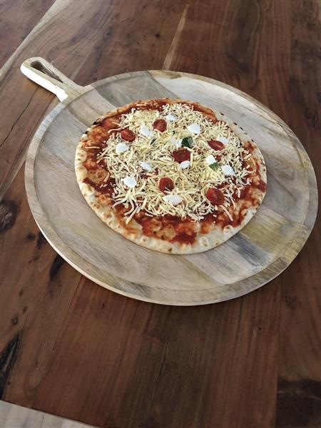 Grote foto dienblad pizza met handvat rustiek dienblad gemaakt van massief hout. huis en inrichting woningdecoratie