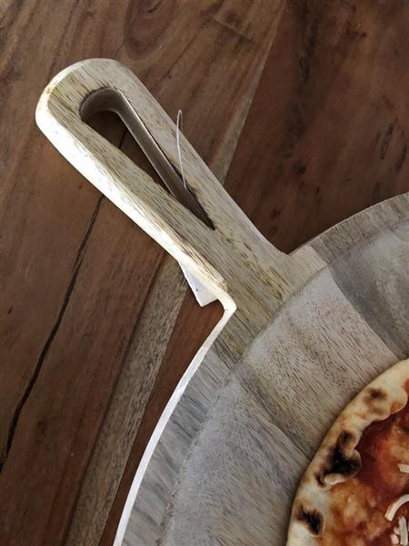 Grote foto dienblad pizza met handvat rustiek dienblad gemaakt van massief hout. huis en inrichting woningdecoratie