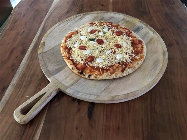 Grote foto dienblad pizza met handvat rustiek dienblad gemaakt van massief hout. huis en inrichting woningdecoratie