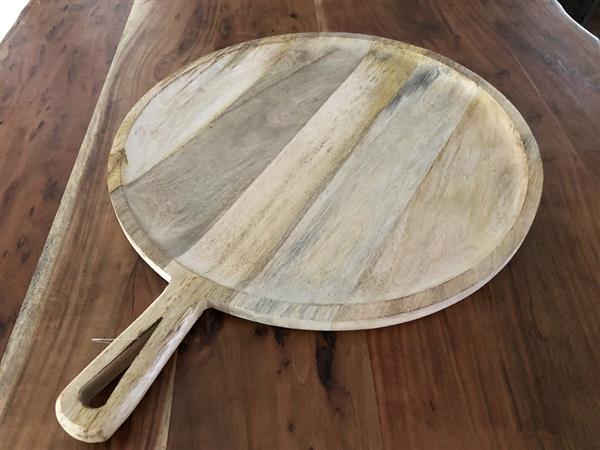 Grote foto dienblad pizza met handvat rustiek dienblad gemaakt van massief hout. huis en inrichting woningdecoratie