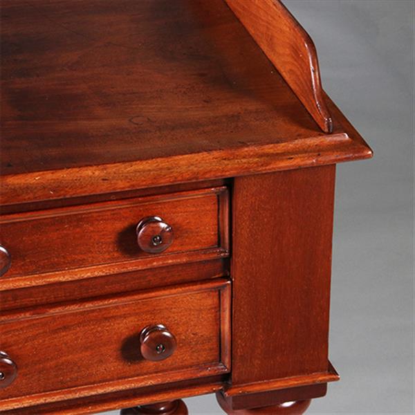 Grote foto victoriaanse mahoniehouten schrijftafel ca 1870 met gedraaide poten en kleine opstaande rand no.211 antiek en kunst stoelen en banken