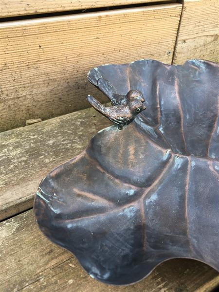 Grote foto metalen vogelbad in de vorm van een blad met 2 vogels zittend op de rand prachtig afgewerkt tuin en terras tuindecoratie