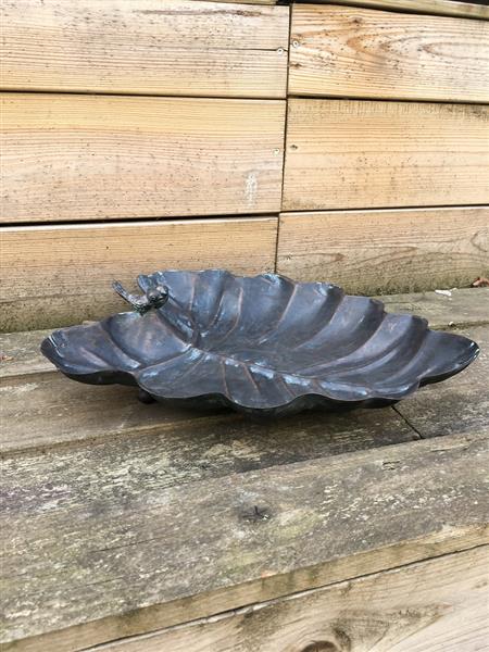 Grote foto metalen vogelbad in de vorm van een blad met 2 vogels zittend op de rand prachtig afgewerkt tuin en terras tuindecoratie