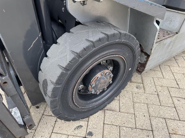 Grote foto nissan ud02a25pq triplo 475 freelift sideshift lpg 2005 agrarisch heftrucks