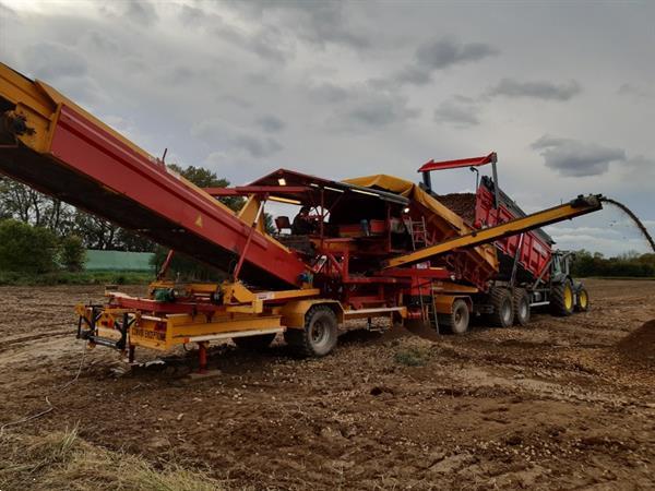Grote foto spinnekop combine stortbunker met reiniger inspectietransportband en lift agrarisch kisten