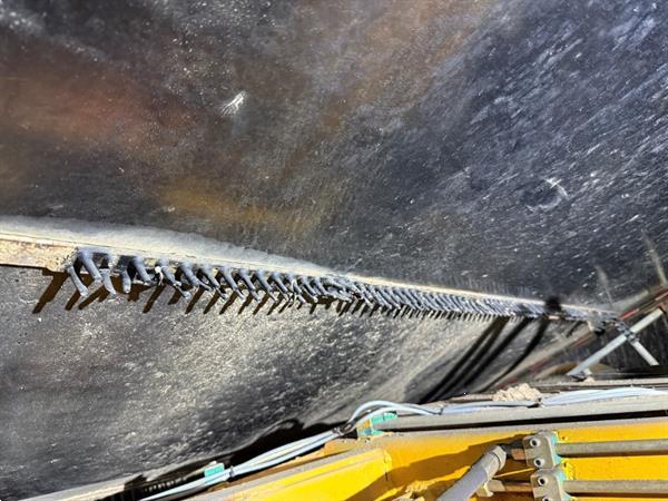 Grote foto spinnekop combine stortbunker met reiniger inspectietransportband en lift agrarisch kisten
