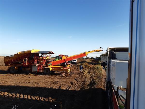 Grote foto spinnekop combine stortbunker met reiniger inspectietransportband en lift agrarisch kisten