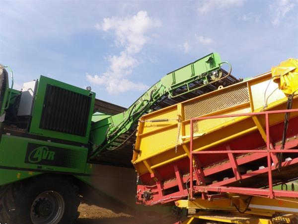Grote foto spinnekop combine stortbunker met reiniger inspectietransportband en lift agrarisch kisten