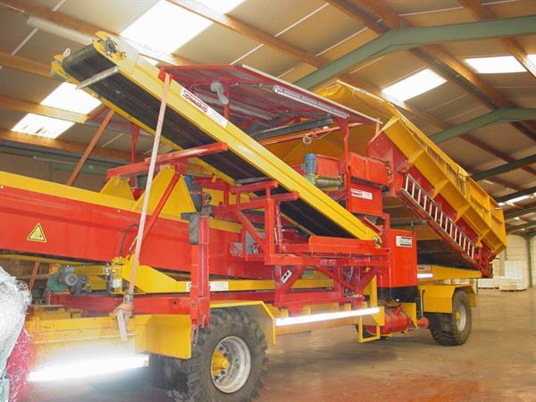 Grote foto spinnekop combine stortbunker met reiniger inspectietransportband en lift agrarisch kisten