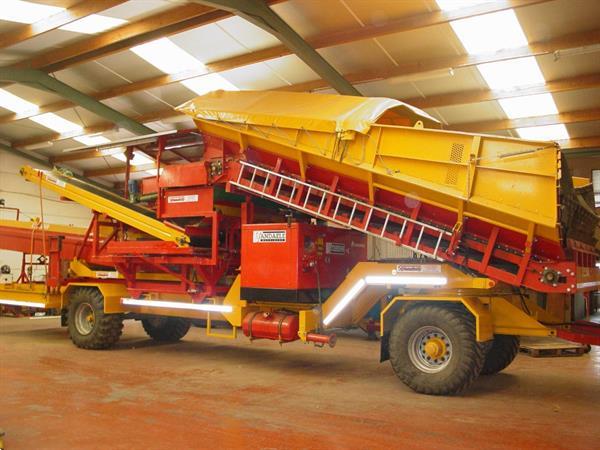 Grote foto spinnekop combine stortbunker met reiniger inspectietransportband en lift agrarisch kisten