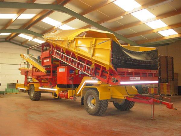 Grote foto spinnekop combine stortbunker met reiniger inspectietransportband en lift agrarisch kisten