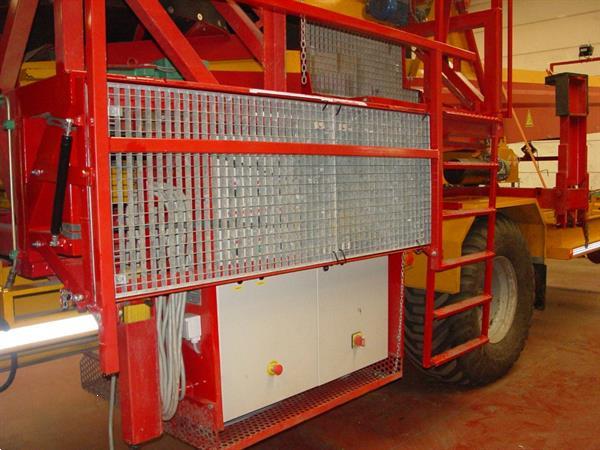 Grote foto spinnekop combine stortbunker met reiniger inspectietransportband en lift agrarisch kisten