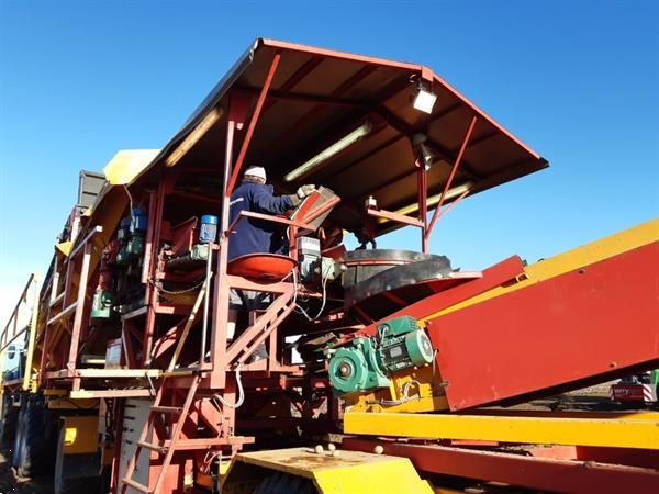 Grote foto spinnekop combine stortbunker met reiniger inspectietransportband en lift agrarisch kisten