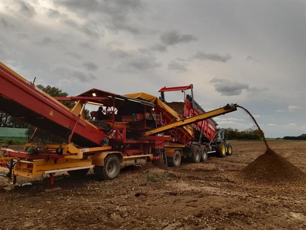 Grote foto spinnekop combine stortbunker met reiniger inspectietransportband en lift agrarisch kisten