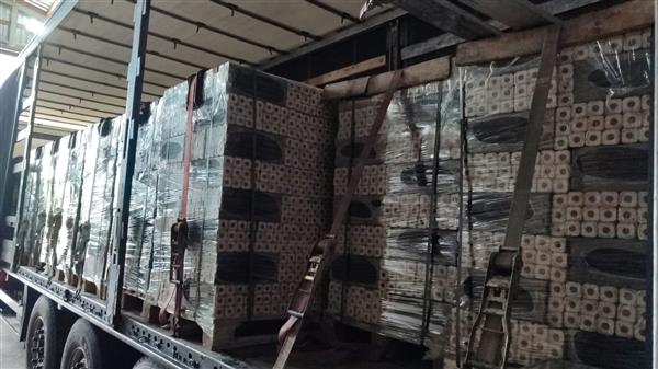 Grote foto houtbriketten subtype pini kay tuin en terras openhaardhout