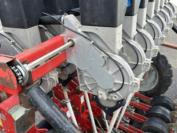 Grote foto agricola ai640 snt2290 pneumatische precisiezaaimachine 12 rijen met 16 elementen agrarisch zaaimachines