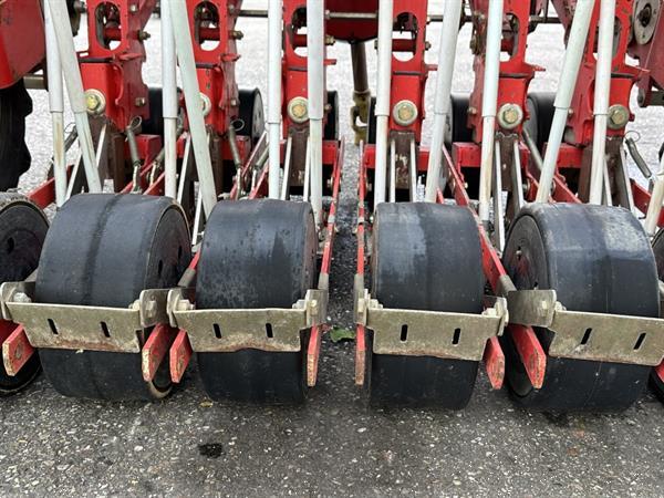 Grote foto agricola ai640 snt2290 pneumatische precisiezaaimachine 12 rijen met 16 elementen agrarisch zaaimachines