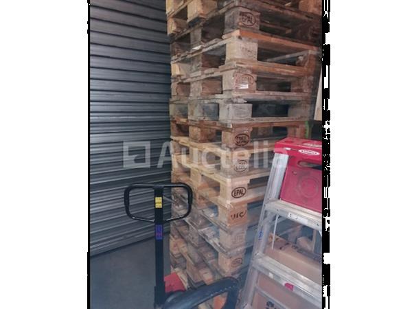 Grote foto handling opslag set van 100 europallets doe het zelf en verbouw hefwerktuigen