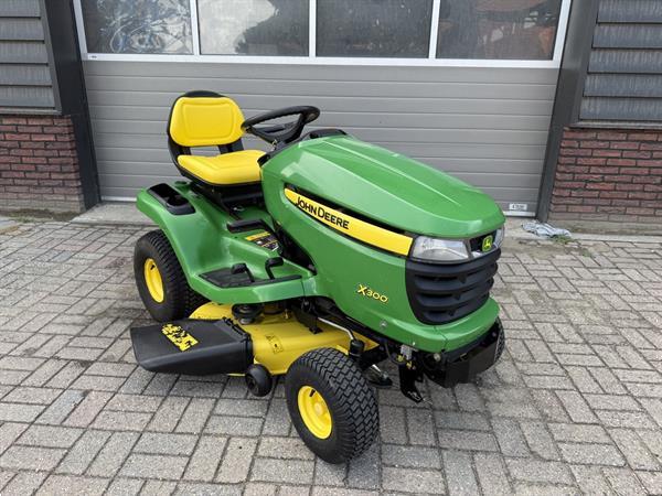 Grote foto john deere x300 zitmaaier tuin en terras zitmaaiers