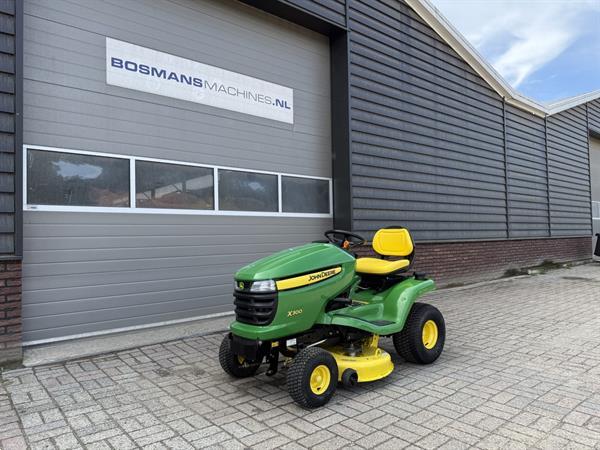 Grote foto john deere x300 zitmaaier tuin en terras zitmaaiers