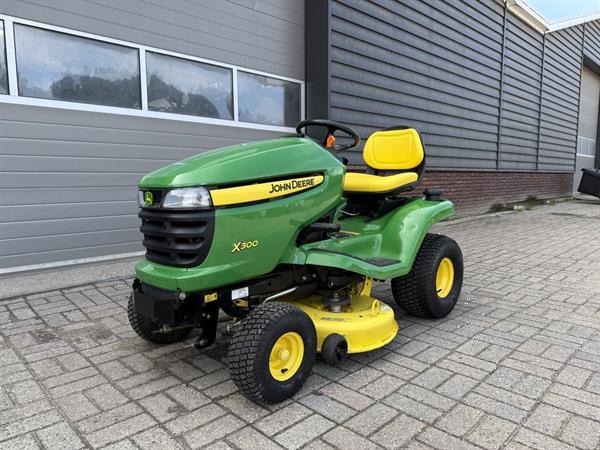 Grote foto john deere x300 zitmaaier tuin en terras zitmaaiers