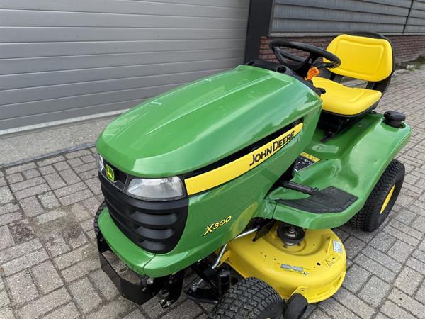 Grote foto john deere x300 zitmaaier tuin en terras zitmaaiers