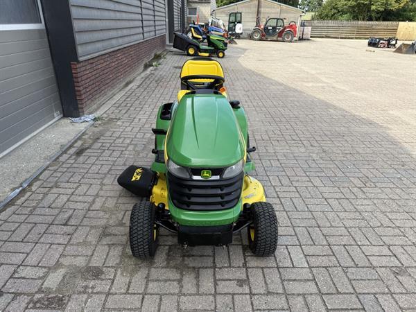 Grote foto john deere x300 zitmaaier tuin en terras zitmaaiers