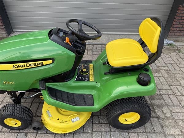 Grote foto john deere x300 zitmaaier tuin en terras zitmaaiers