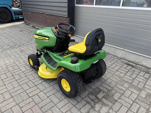 Grote foto john deere x300 zitmaaier tuin en terras zitmaaiers