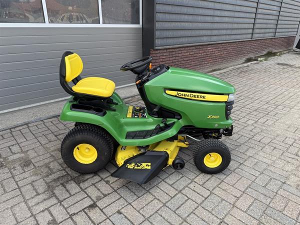 Grote foto john deere x300 zitmaaier tuin en terras zitmaaiers