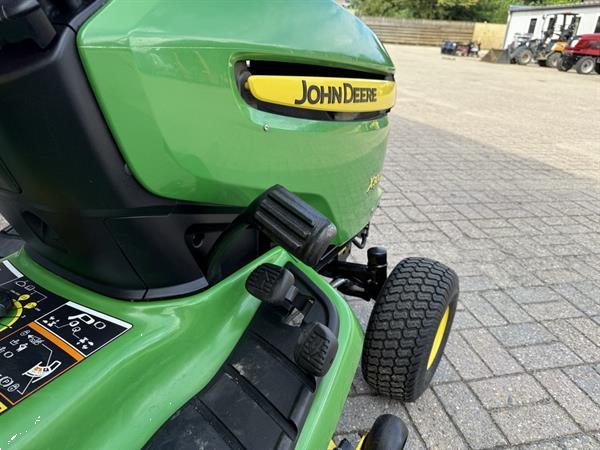 Grote foto john deere x300 zitmaaier tuin en terras zitmaaiers