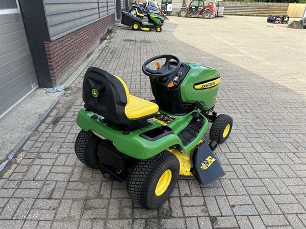Grote foto john deere x300 zitmaaier tuin en terras zitmaaiers