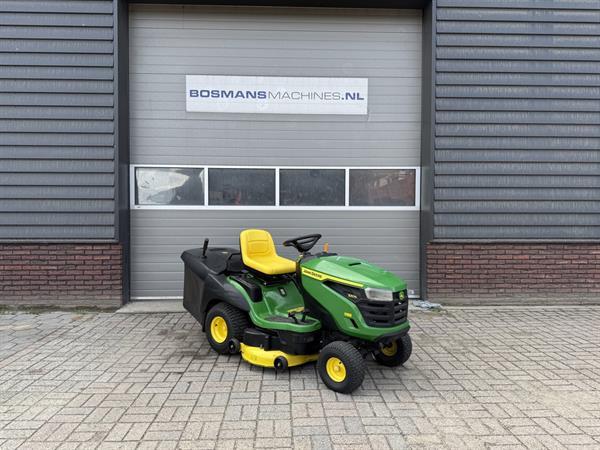 Grote foto john deere x167 r zitmaaier met opvang tuin en terras zitmaaiers