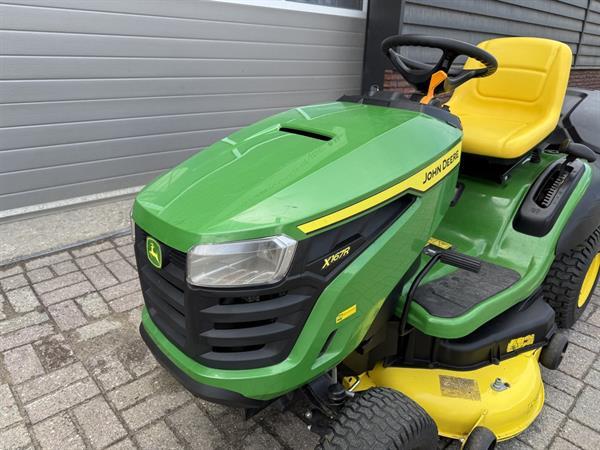 Grote foto john deere x167 r zitmaaier met opvang tuin en terras zitmaaiers