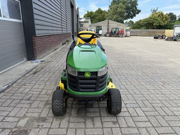 Grote foto john deere x167 r zitmaaier met opvang tuin en terras zitmaaiers
