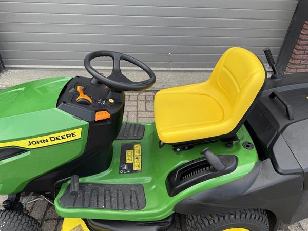 Grote foto john deere x167 r zitmaaier met opvang tuin en terras zitmaaiers